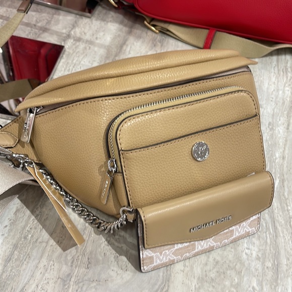 MICHAEL KORS
Maisie Large Pebbled Leather 2-in-1 Sling Pack
Camel
NWT - Picture 5 of 16